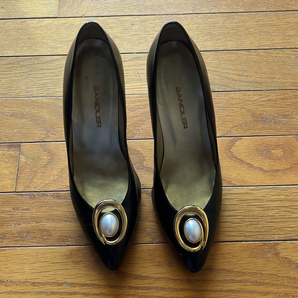 Leather Sandler Madelyn Black Heels with Pearl and Gold tone embellishment Sz 5